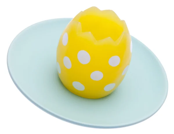 Жовте пасхальне яйце на тарілку — стокове фото
