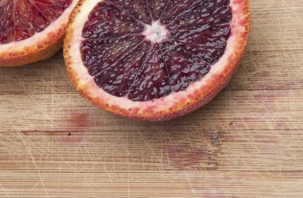 Oranges sanguines sur planche à découper — Photo