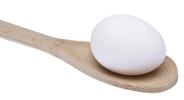 Простое яйцо в деревянной ложке — стоковое фото