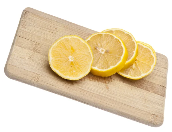 Citrons frais coupés sur planche à découper — Photo