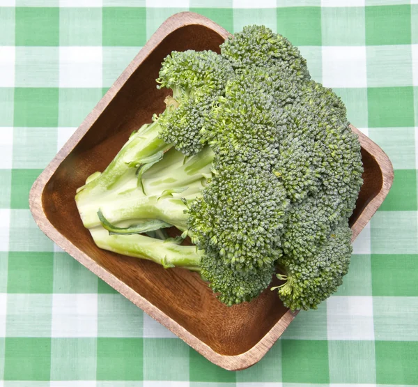 Brokkoli in einer Schüssel auf einer Picknickdecke — Stockfoto
