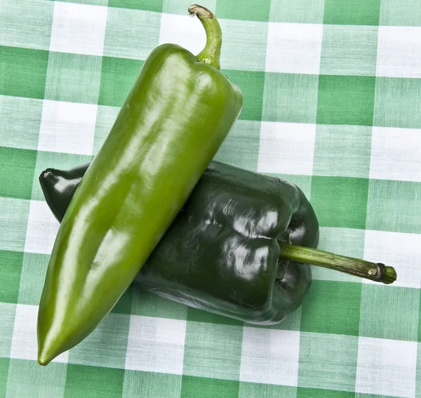 Groene paprika's op een Picknickkleed.. — Stockfoto