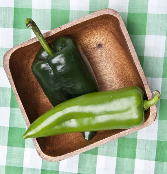 Зеленый перец в чаше на пикнике — стоковое фото