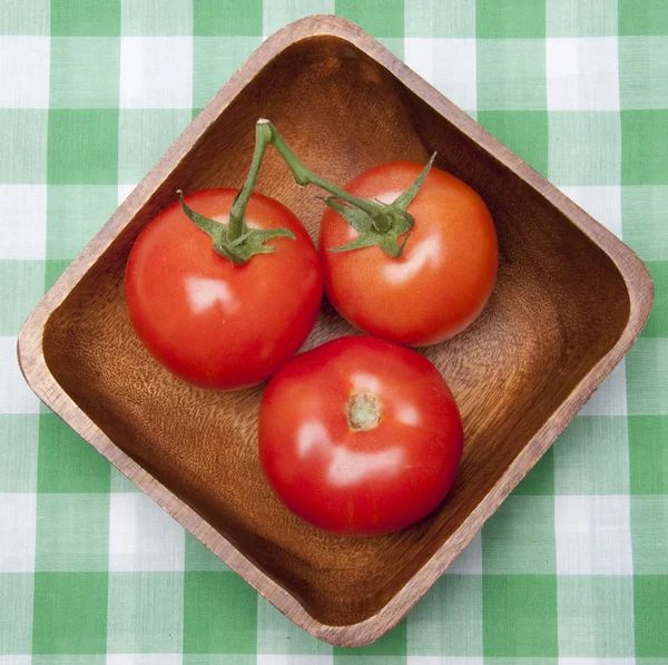 Tomaten in einer Schüssel auf einer Picknickdecke. — Stockfoto