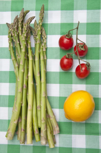 Fresh Asparagus with Lemon and Tomatoes — Stock Photo, Image