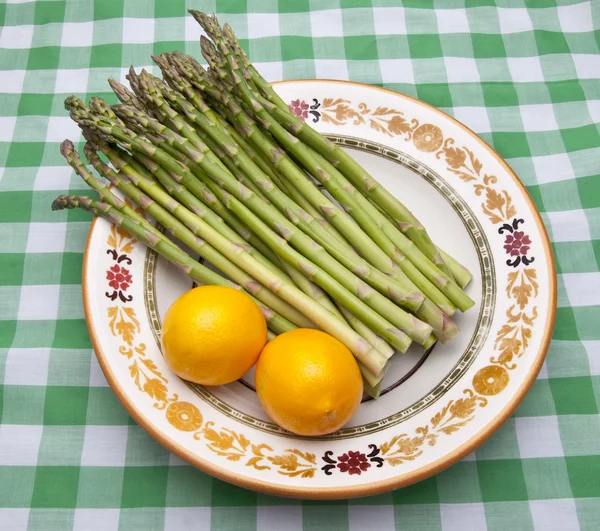 Szparagi i cytryny — Zdjęcie stockowe