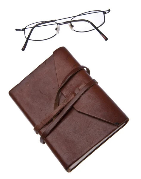 Kožený deník s brýlemi — Stock fotografie