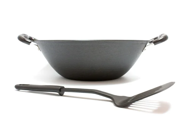 Чорна сковорода і шпатель — стокове фото