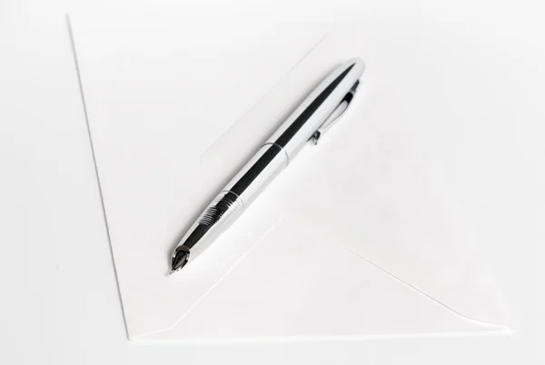 Penna e busta bianca — Foto Stock