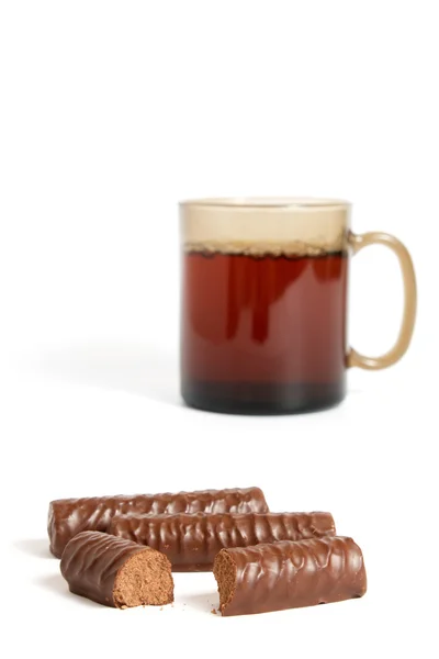 Copo de chá e doces de chocolate — Fotografia de Stock