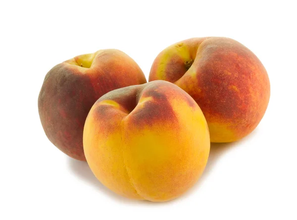 Три полных персика — стоковое фото