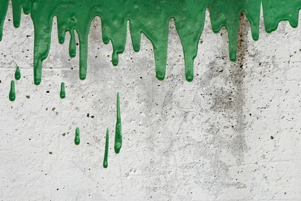 Green paint pouring on vintage wall — Stock Photo, Image