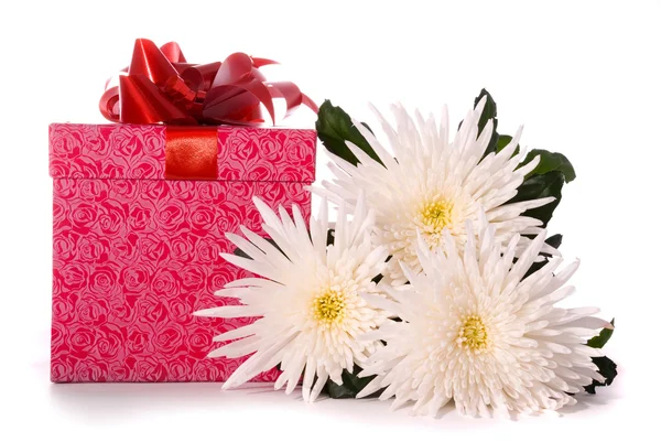 Красивые цветы и подарочная коробка — стоковое фото