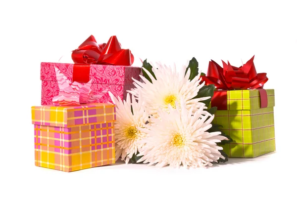 Подарункова коробка з красивими квітами — стокове фото