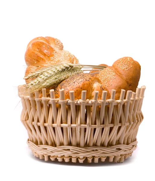 Vers gebakken broodjes in een mand — Stockfoto