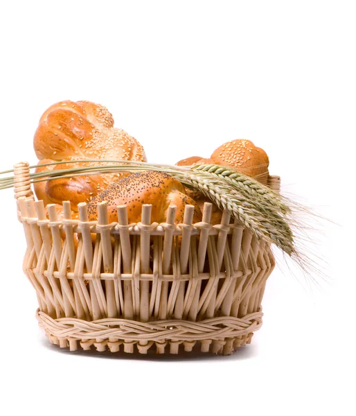 Vers gebakken broodjes in een mand op wit — Stockfoto