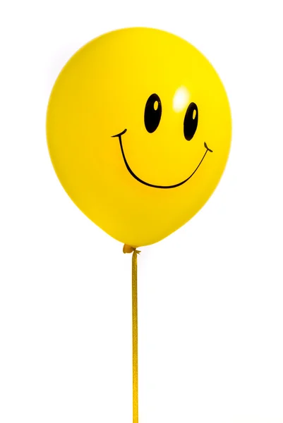 Balão amarelo com sorriso no branco — Fotografia de Stock