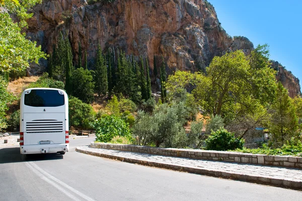 El moderno autobús turístico en la carretera de montaña —  Fotos de Stock