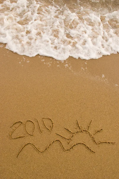 2010 год написан на песке — стоковое фото