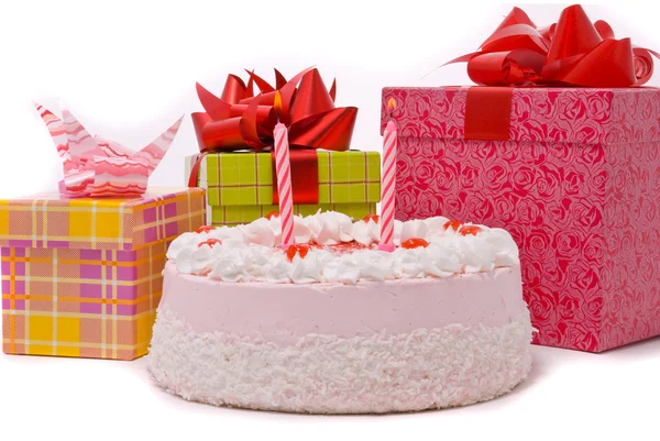 Rosa Torte mit zwei Kerzen und Geschenken — Stockfoto