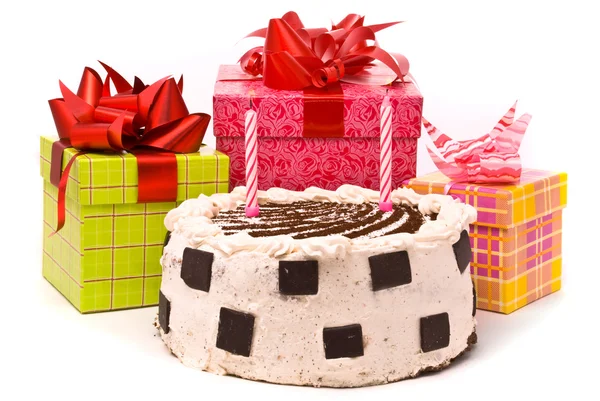 Taart met twee kaarsen en geschenken — Stockfoto