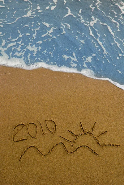 Year 2010 written on the sand — Stock Photo, Image