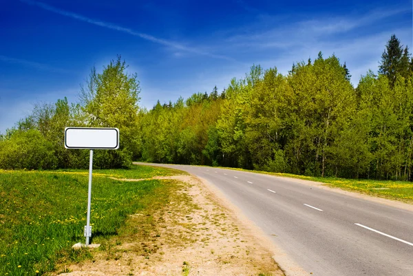 Usuń znak w pięknym lesie droga — Zdjęcie stockowe