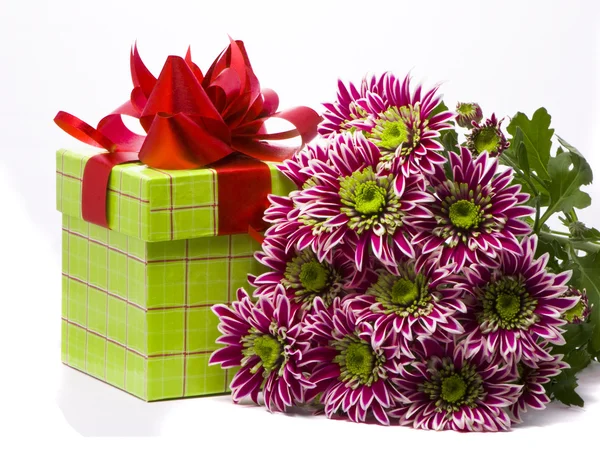 Caixa de presente com flores bonitas — Fotografia de Stock