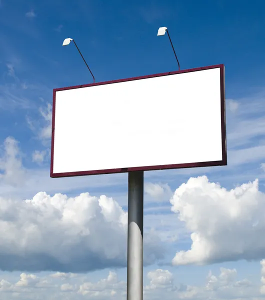 Prázdné velký billboard nad modrá obloha — Stock fotografie