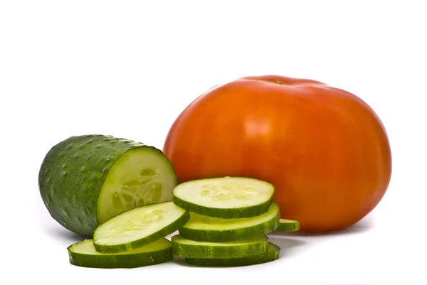 Verse komkommer en tomaat — Stockfoto