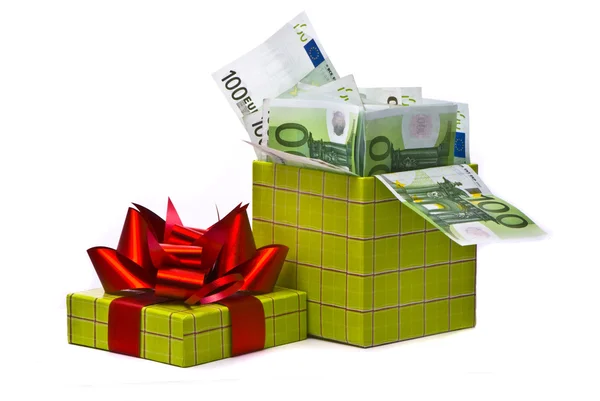 Pengar i presentförpackning — Stockfoto
