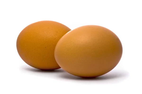 Два яйца изолированы на белом фоне — стоковое фото