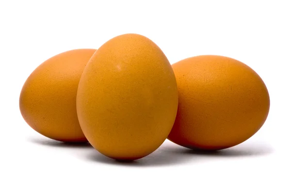 Три яйца изолированы на белом фоне — стоковое фото
