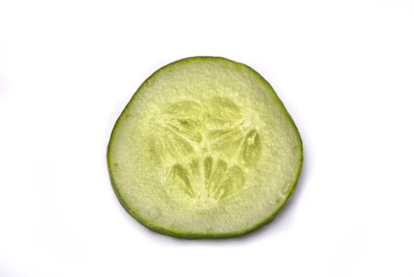 Beyaz arkaplanda salatalık dilimi — Stok fotoğraf