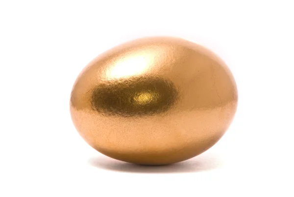 スタジオの白い背景の上の黄金の卵 — ストック写真