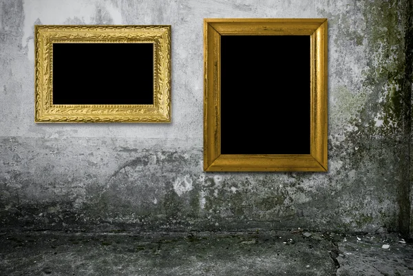 Grunge εσωτερικό με vintage χρυσό πλαίσιο — Φωτογραφία Αρχείου