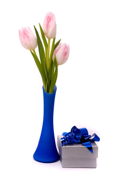 Розовые тюльпаны и подарочная коробка — стоковое фото