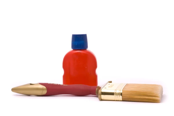 プロ絵筆と赤いペンキ — ストック写真