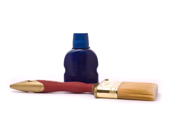 Profesyonel boya fırçası ve mavi boya — Stok fotoğraf