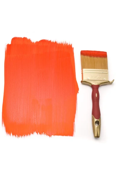 Beyaz arkaplanda kırmızı boya ile fırça — Stok fotoğraf