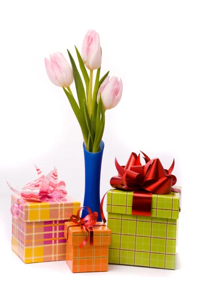 Розовые тюльпаны и подарочные коробки — стоковое фото