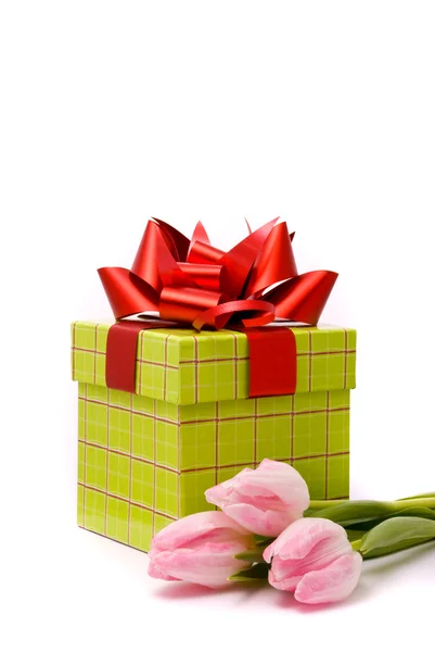 Roze tulpen en geschenkdoos — Stockfoto