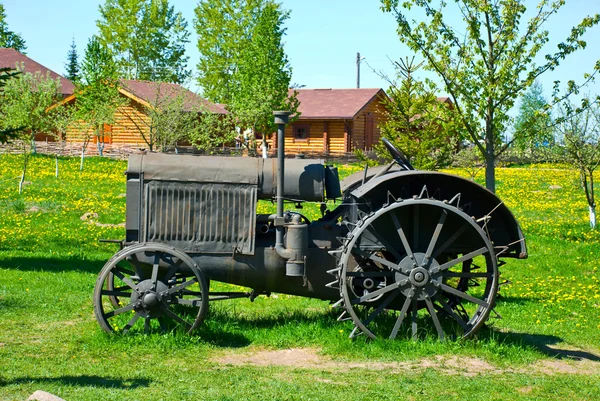 Stary ciągnik kołowy — Zdjęcie stockowe