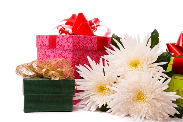 Coffrets cadeaux avec de belles fleurs — Photo