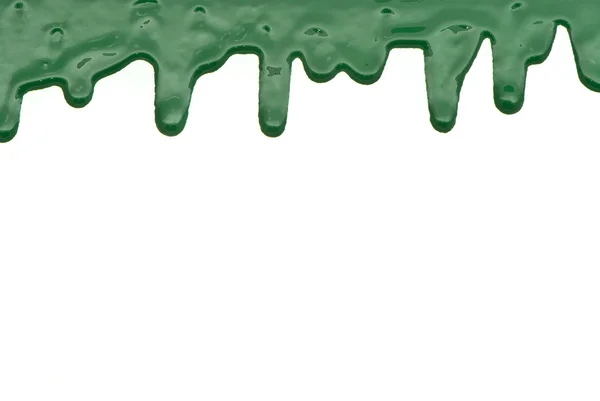 Vernice verde versando su sfondo bianco — Foto Stock