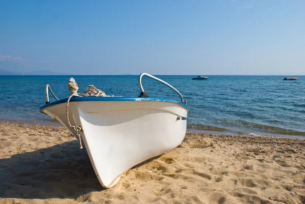 Boat on beach — Stock Photo, Image