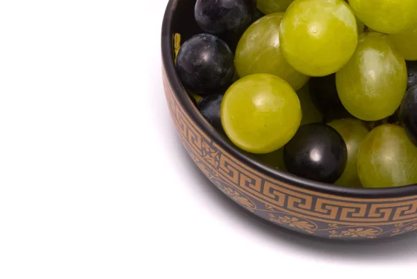 Zielony i niebieski winogron na biały studio — Zdjęcie stockowe