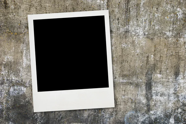 Винтажная фотокарточка на фоне стены — стоковое фото