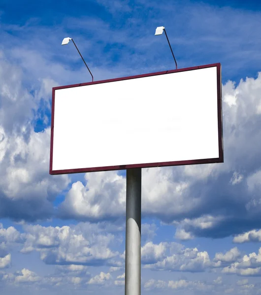 Mavi gökyüzü üzerinde boş büyük billboard — Stok fotoğraf