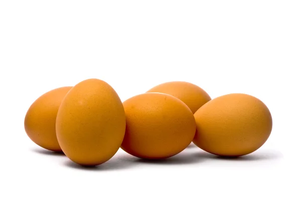Пять яиц, изолированных на белом — стоковое фото